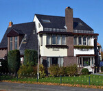 Het pand schuin van voren, met de later aangebrachte dakramen.
<br/>
Richard Keijzer, 2014-10-28